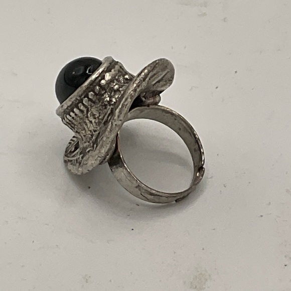 “VINTAGE SILVER RING” Large Oval Shape with Central Black GemStone. - Picture 7 of 13